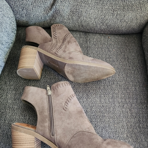 Boots - Picture 5 of 9